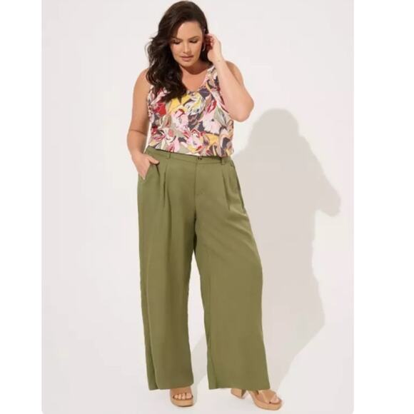 Torrid floral Challis Stitch Detail Tank - Picture 2 of 10